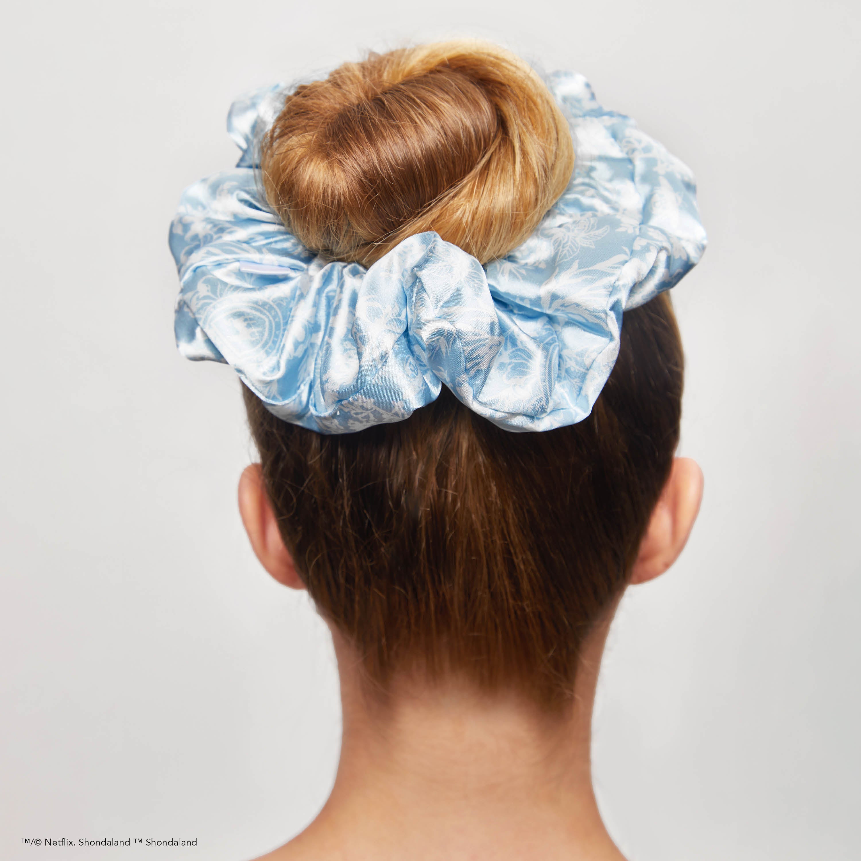 Kitsch x Bridgerton Satin Pillow Scrunchies in Toile De Blue - Image 5