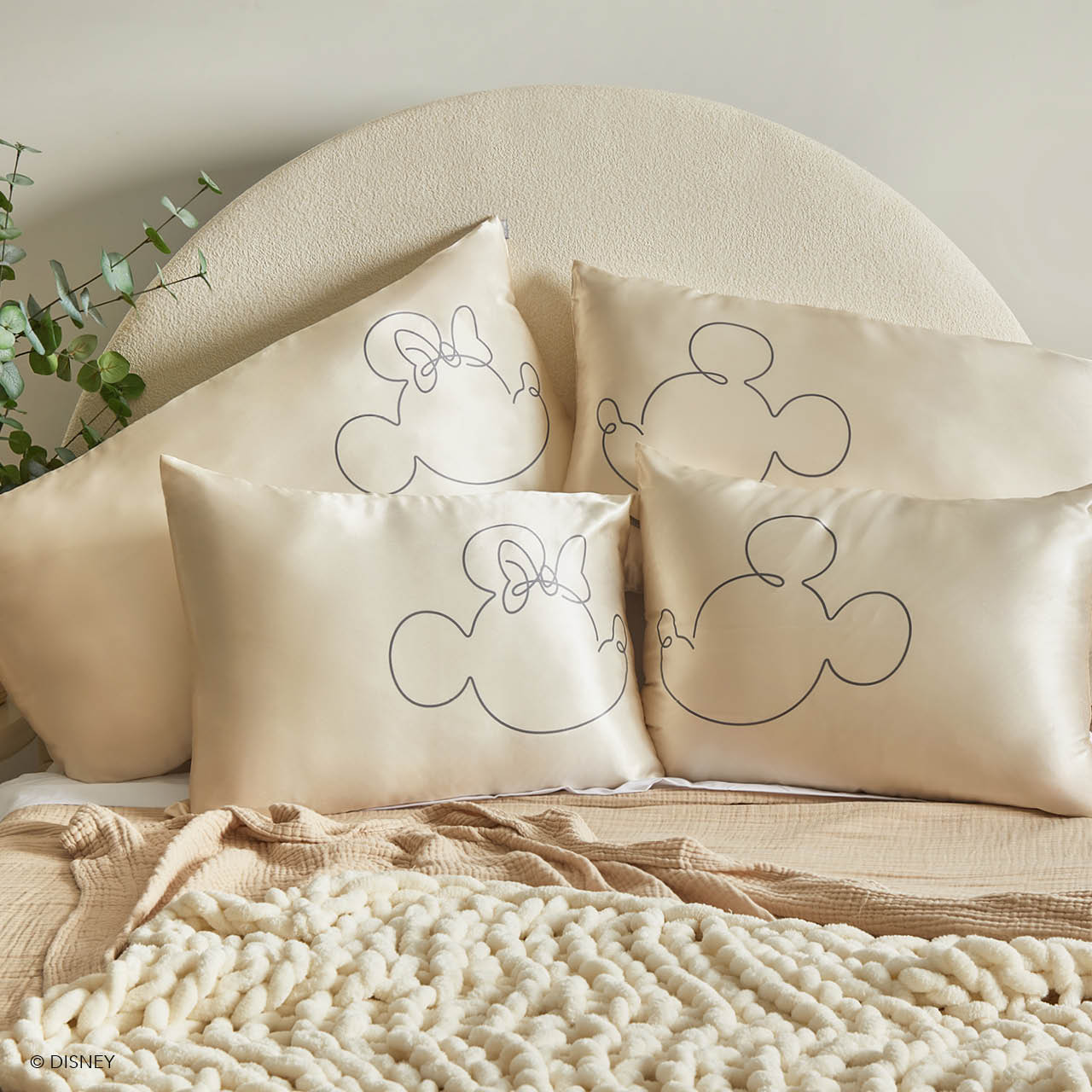 Kitsch x Mickey and Minnie Satin Pillowcase in Mrs. Mouse - Image 5